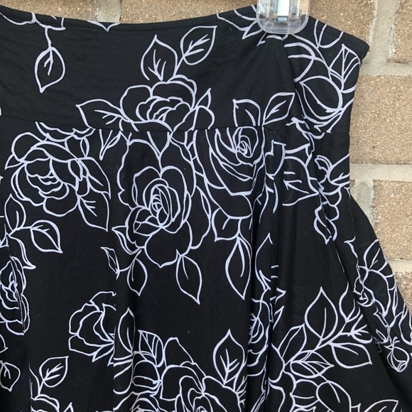 Jones New York Black White Floral A line skirt Size 14 Flowy - Picture 4 of 9